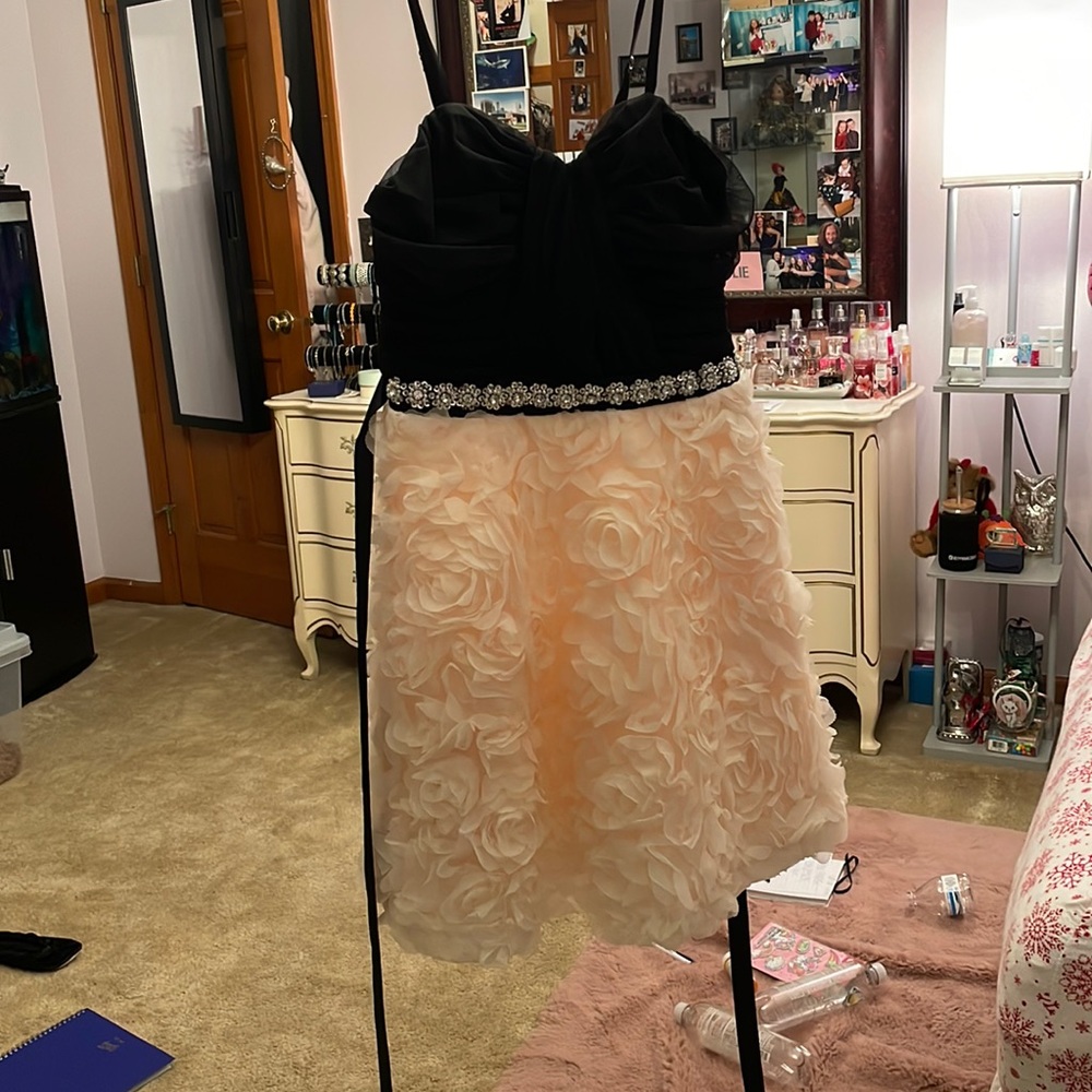 I was 5’1 and 115lbs when this fit me.